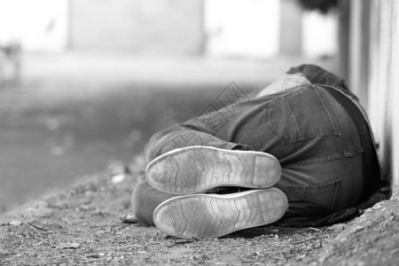 贫穷无家可归者在户外露地睡觉的黑图片