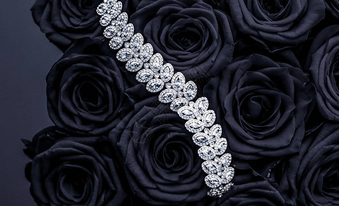 奢华品牌魅力时尚和精品购物理念奢华钻石首饰手链和黑玫瑰花情人节爱情礼物和珠宝品牌背景图片