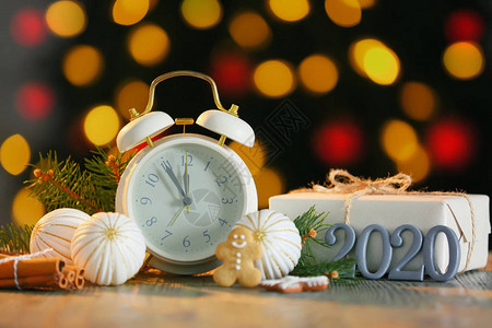 与圣诞装饰和礼物的闹钟在桌子上以对图片