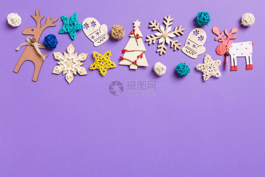 紫色背景的节日装饰和玩具圣诞快乐图片
