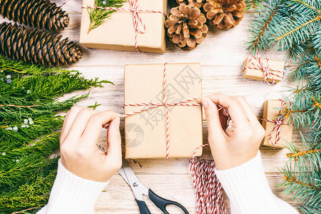 手工制作的木制与圣诞装饰的礼物图片
