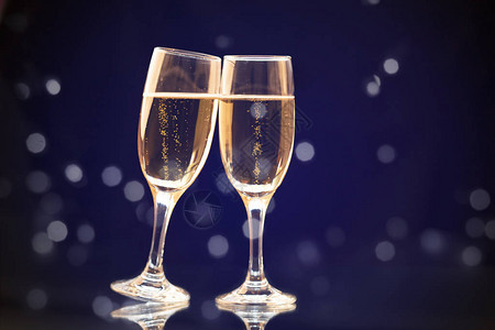 欢庆新年的香槟杯以闪亮的假图片