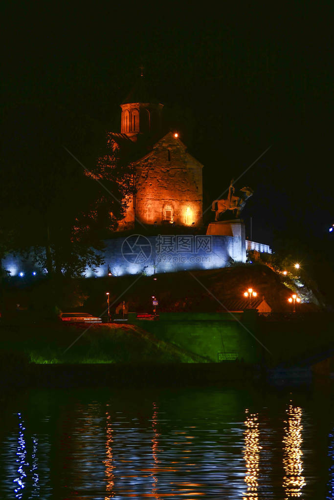Mtkvari河上的VakhtangGorgasali国王和Metekhi教堂格鲁图片
