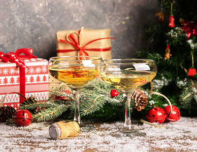 在节日的圣诞餐桌上放着两个优雅的香槟酒图片