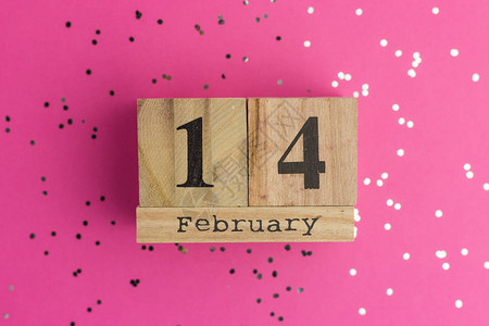 日历上的情人节2月14日粉红色的背景与五彩纸屑平图片