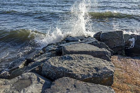 海边的岩石和波浪图片