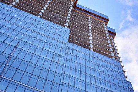 新的现代办公摩天大楼建在一个城市建筑立面建筑在施工过程中用玻璃元件图片