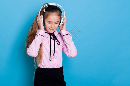 女孩戴着大耳机听音乐跳舞图片