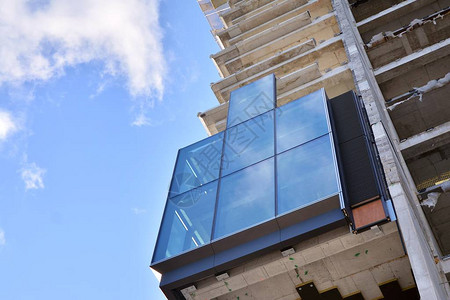 新的现代办公摩天大楼建在一个城市建筑立面建筑在施工过程中用玻璃元件图片