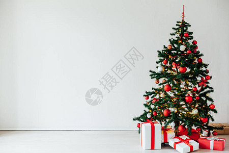 新年明信片带红礼的圣诞树装饰图片