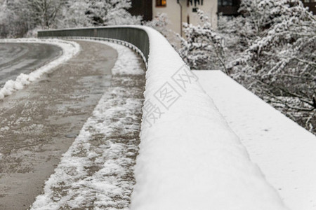 白雪覆盖的道路桥上有栏杆图片