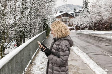 金发卷女金发站在雪覆盖图片