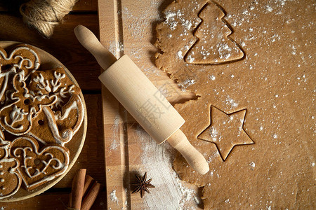 圣诞姜饼和木桌上的饼干剪图片
