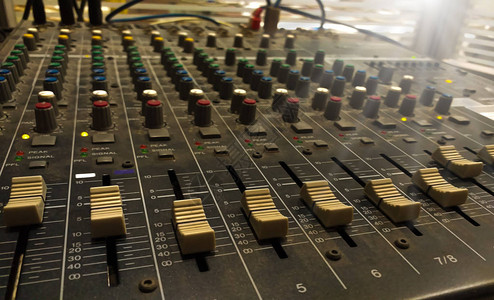 录音演播室专业音频混音和专业耳机图片