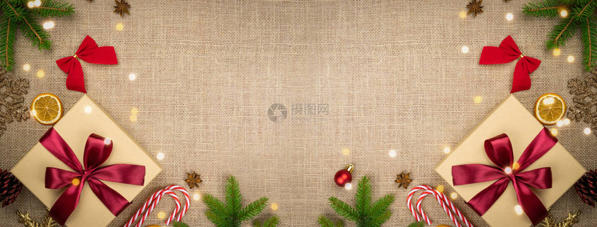 圣诞快乐和节日快乐贺卡框架横幅诺埃尔圣诞红色绿色和装饰品和亚麻布背景顶视图上的礼物冬季圣诞假图片