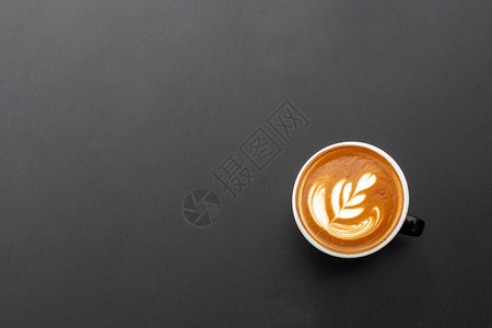 黑桌上的热浓缩咖啡在背景中以软焦图片