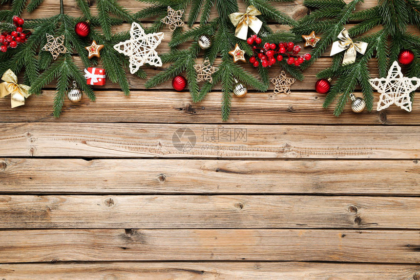圣诞树枝和棕色木制图片