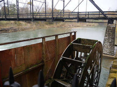 阿肯色州一座古老的工作水轮和历史桥图片