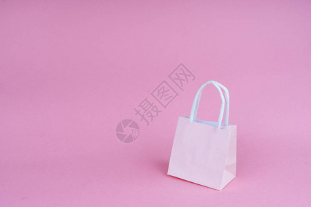 粉红色背景的纸购物或礼品袋背景图片