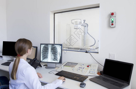 年轻女医生观看胸部X光片现代实验室内部复制空间图片