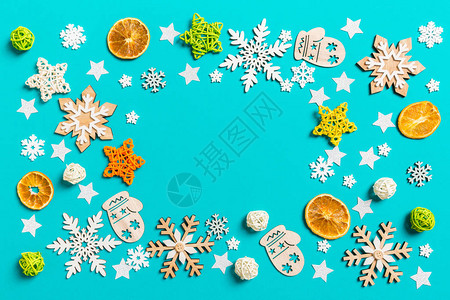 新年玩具和装饰品的蓝色背景最佳视图圣诞节时间概念与图片