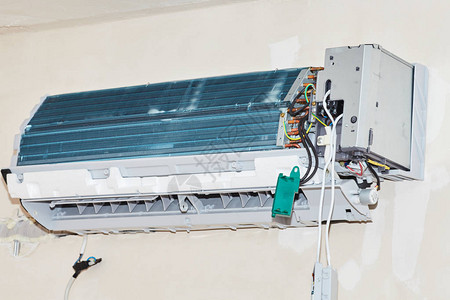 逆变器空调服务维修和保养理念专家清洁和修理壁挂式空调图片技术员清洗空背景图片