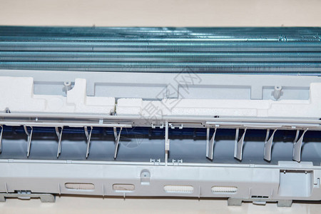 分体式空调特写维修和保养概念图片