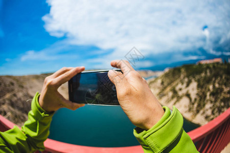从桥上看河的照片女手拿着电话拍照时手机屏幕一个女人到欧洲美图片