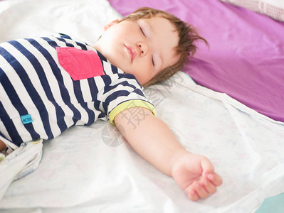 孩子们白天的睡眠有趣的婴儿睡在家里的床后面儿童节位置健康睡眠睡图片