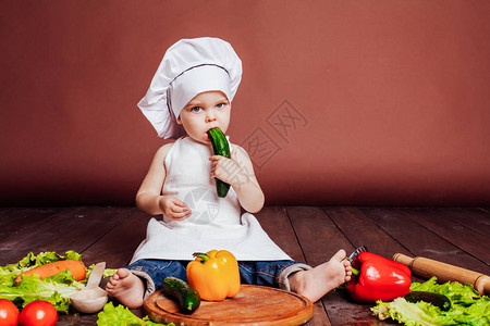 小男孩煮胡萝卜胡椒图片
