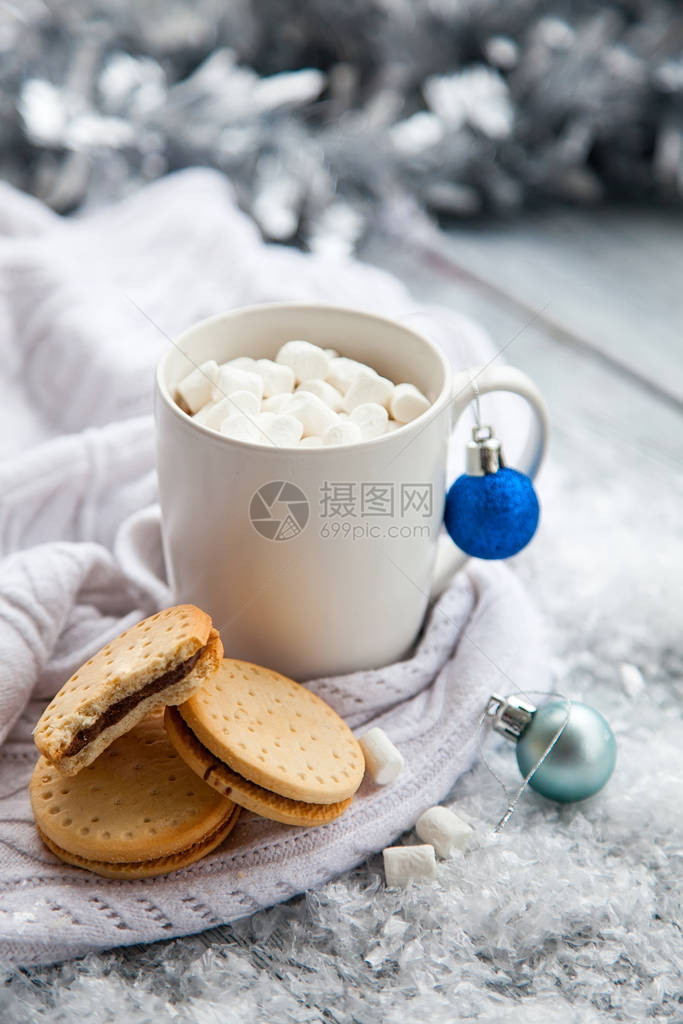 一杯加棉花糖和甜饼干的可杯巧克力放在圣诞木头背图片