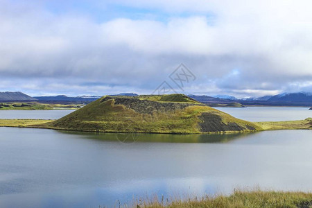冰岛湖周围的火山口图片