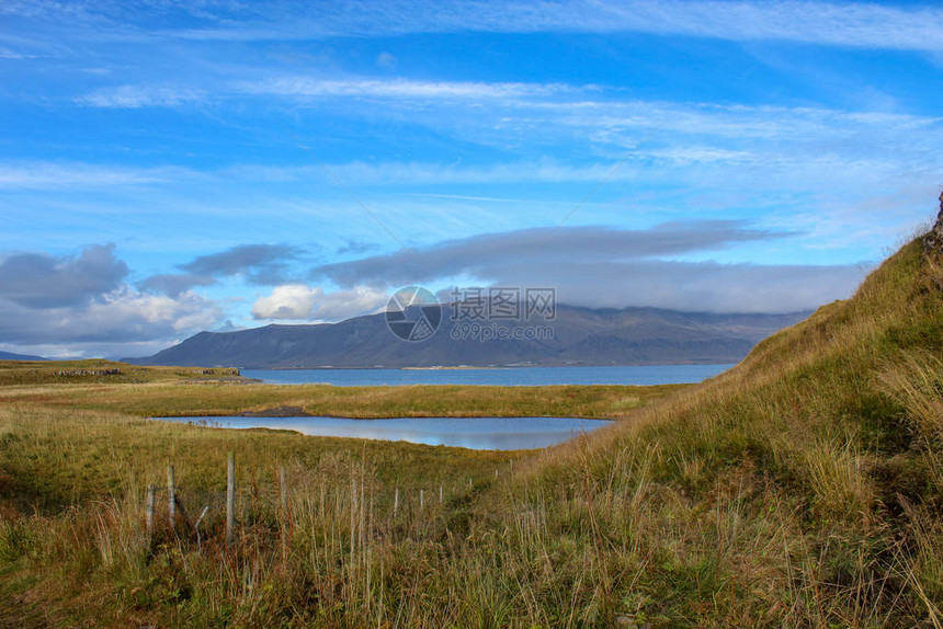 冰岛美丽的岛屿有草和山图片