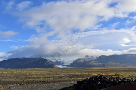 冰岛南部美丽的积雪冰川图片