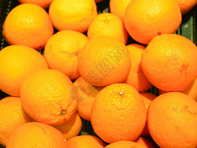 柜台上的成熟橙子在商店窗户里收集橘子关闭新年水果概念图片