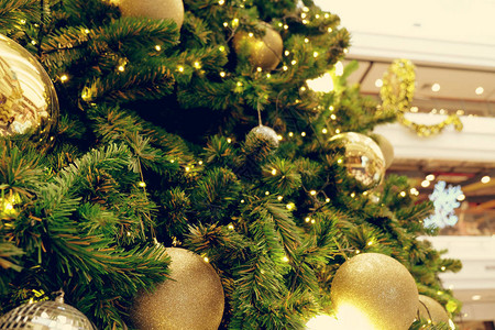 金色圣诞背景带有装饰树的散焦灯图片