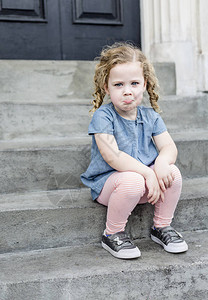 一个悲伤不快乐的小女孩图片