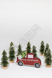 圣诞树和蓝色车图片