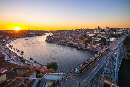 黄昏时分葡萄牙波尔图的城市景观图片