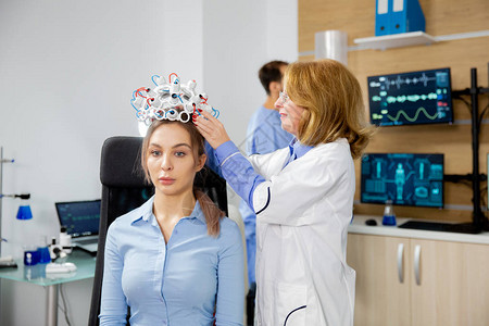 女科学家将脑波扫描器安装在一名女病人身上的女科学家图片