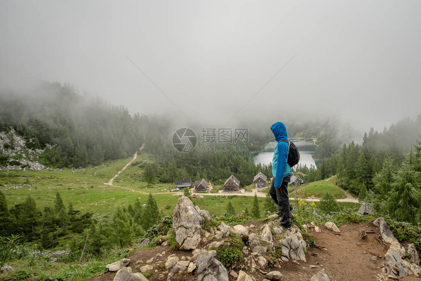 秋天在湖周围的树林里徒步登山足图片