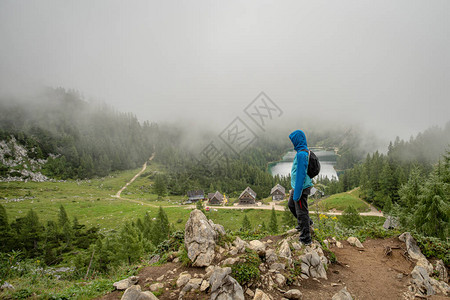 秋天在湖周围的树林里徒步登山足图片