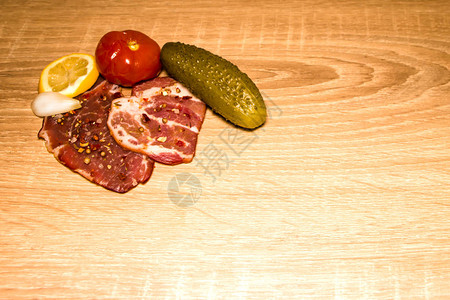 腌肉开胃菜腌黄瓜和番茄老木背景图片