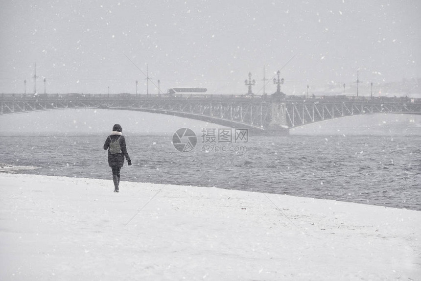 俄罗斯圣彼得堡的雪下的女人冬图片