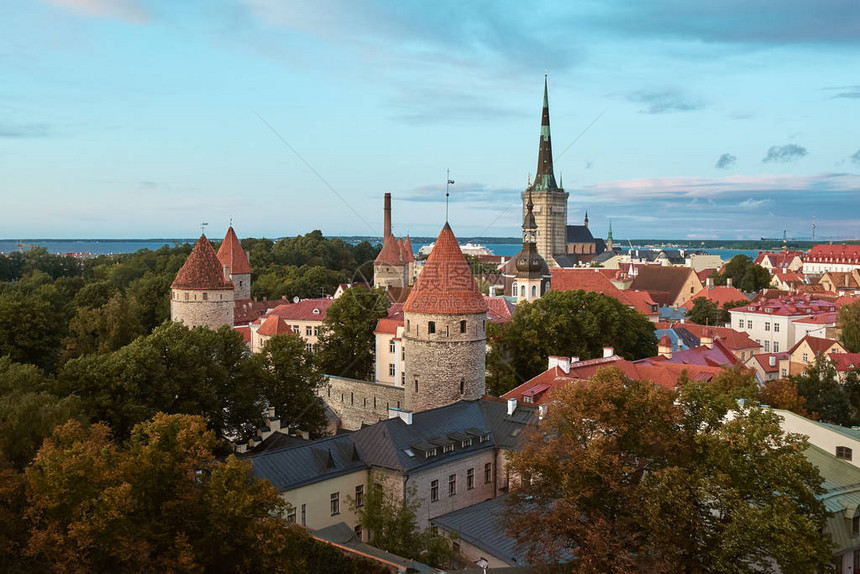 从爱沙尼亚ToompeaHill观光平台看塔林老城图片