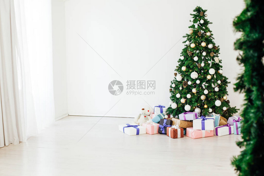 圣诞树与新年节日内部礼物图片