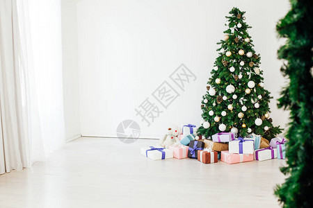 圣诞树与新年节日内部礼物图片