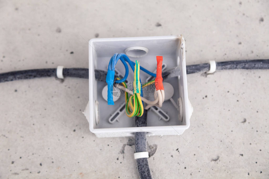 电缆铺设天花板墙上的电线接线更换连接公寓或办公室的灯光专业安装灯泡电源插座电缆电线图片