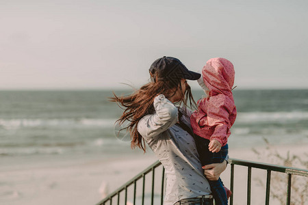 母亲和女儿在沙滩上玩得开心真实的图片