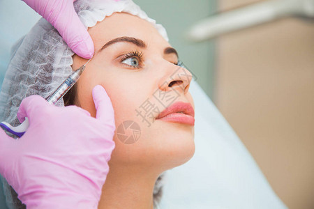 在美容局的年轻女消除面部轮廓上的皱纹毒素注射反年龄程序皮肤护理概念图片